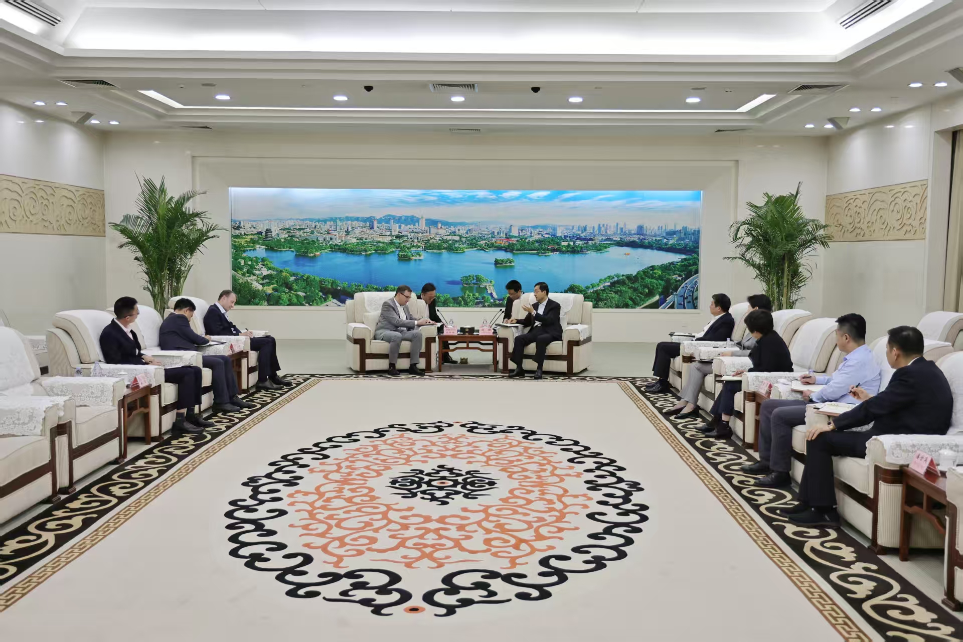 劉強會見法國電力集團客人